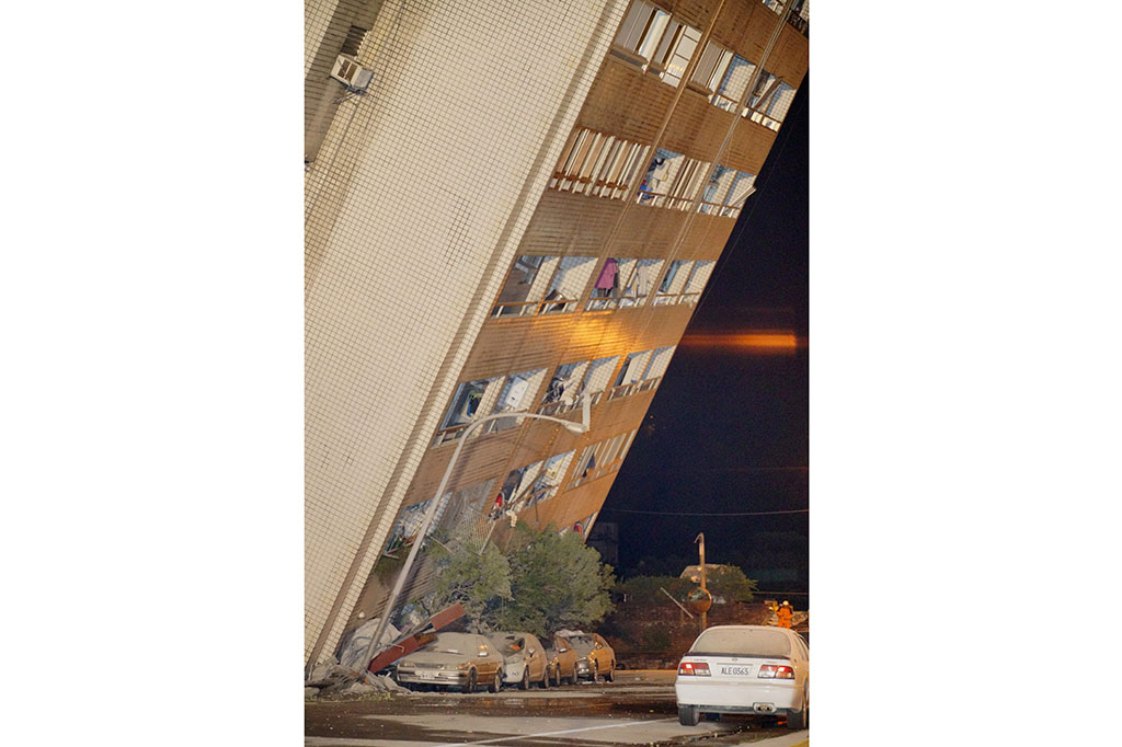 Tiga bangunan lainnya, termasuk dua hotel dan satu rumah sakit militer, menjadi miring karena gempa di Hualien.