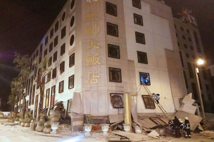 Di antara gedung-gedung yang roboh karena gempa tersebut adalah Hotel Marshal di Hualien. 
