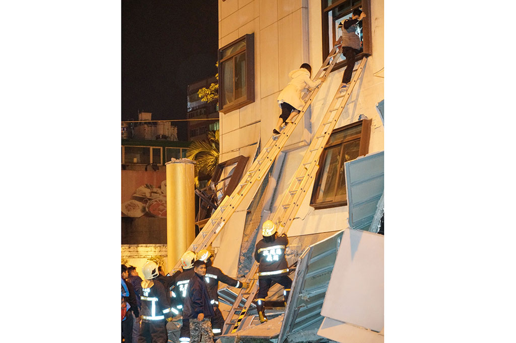 Tiga orang terjebak di Hotel Marshal saat gempa terjadi. Terlihat tamu hotel tengah dievakuasi oleh petugas. 