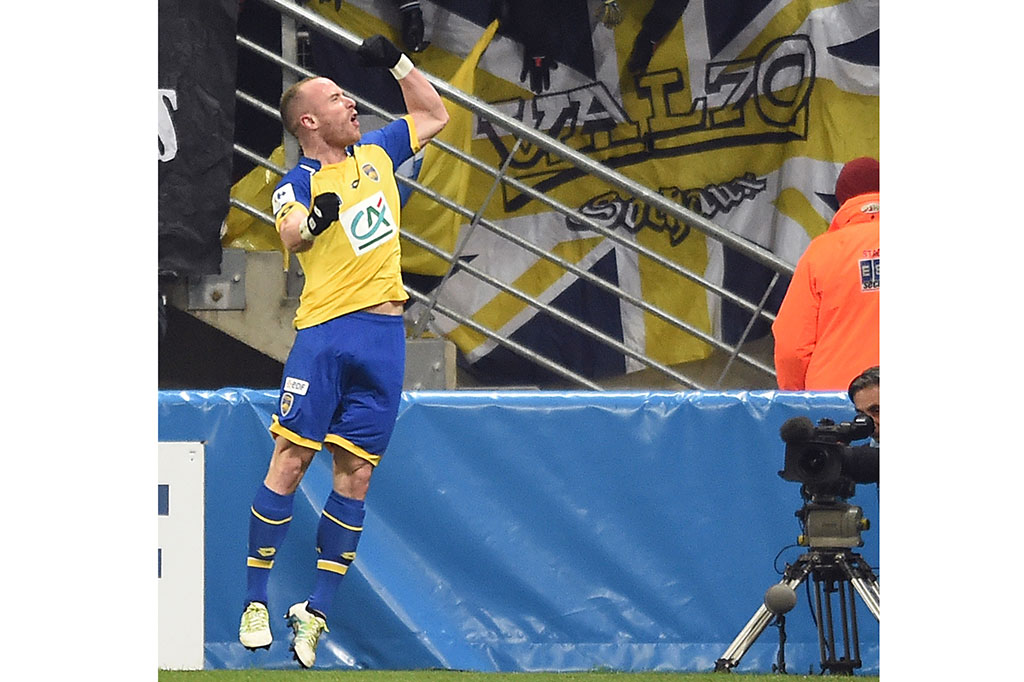 Pemain Sochaux Florian Martin dengan cepat menyamakan kedudukan dengan tembakan kaki kiri dari dalam kotak penalti pada menit ke-13.