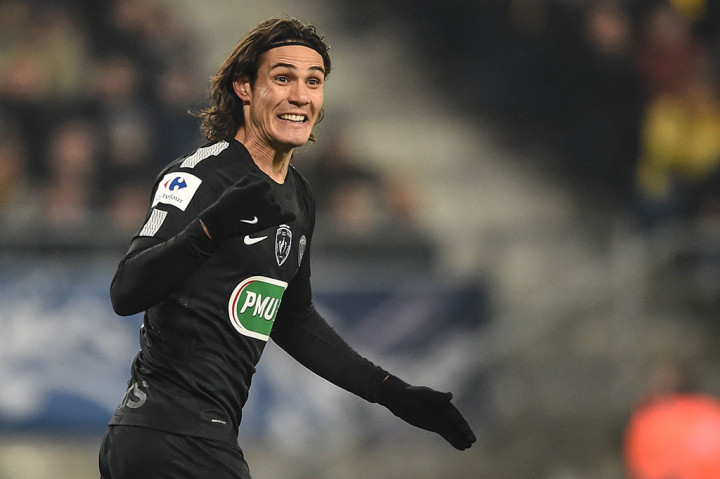 Penyerang PSG asal Uruguay Edinson Cavani mengonversi umpan silang Layvin Kurzawa untuk merestorasi keunggulan tim tamu pada menit ke-27. 