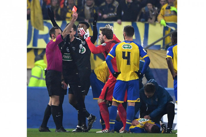 Petaka bagi PSG terjadi di menit-menit akhir pertandingan setelah kiper Kevin Trapp diganjar kartu merah setelah melakukan pelanggaran keras terhadap striker Sochaux Thomas Robinet.