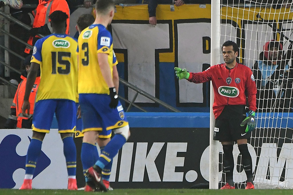 Dani Alves akhirnya menggantikan Trapp di bawah mistar gawang hingga laga usai.