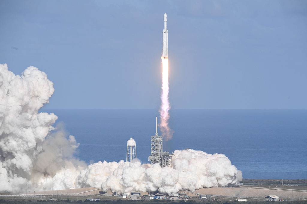 Falcon Heavy melakukan uji penerbangan dengan membawa mobil listrik Tesla Roadster dan Starman menuju orbit dekat planet Mars. Ini merupakan ide dari pendiri SpaceX sekaligus CeO Tesla, Elon Musk.