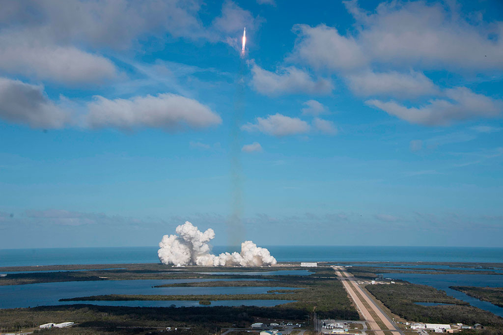 Roket Falcon Heavy terbang ke angkasa menuju orbit dekat planet Mars.