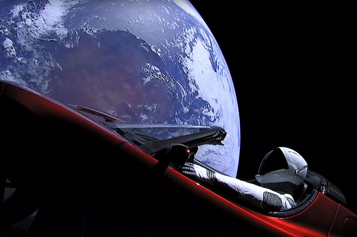 Gambar yang diambil dari video animasi SpaceX menunjukkan Tesla dengan pengemudi Starman, sebuah boneka dengan pakaian ala astronaut, berada di orbit bumi.