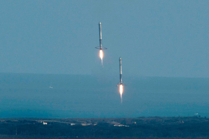 Sekitar dua menit mengangkasa, dua pendorong Falcon Heavy melepaskan diri dan kembali ke Bumi serta mendarat Kennedy Space Center, Florida.