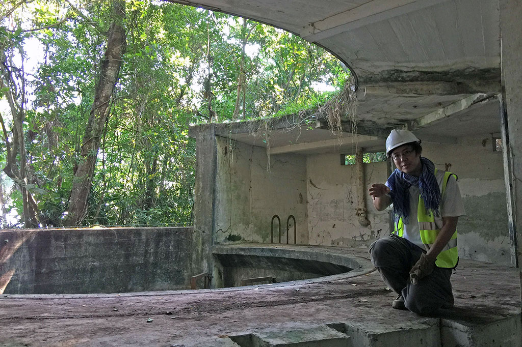 Arkeolog Lim Chen Sian memberikan keterangan kepada wartawan di sebuah menara zaman kolonial yang dibangun Inggris pada 1930-an di Pulau Ubin. Singapura menghadapi perlombaan melawan waktu untuk menyelamatkan sejarah masa lalu mereka.