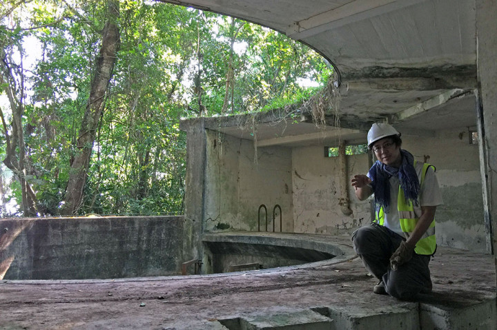 Arkeolog Lim Chen Sian memberikan keterangan kepada wartawan di sebuah menara zaman kolonial yang dibangun Inggris pada 1930-an di Pulau Ubin. Singapura menghadapi perlombaan melawan waktu untuk menyelamatkan sejarah masa lalu mereka.