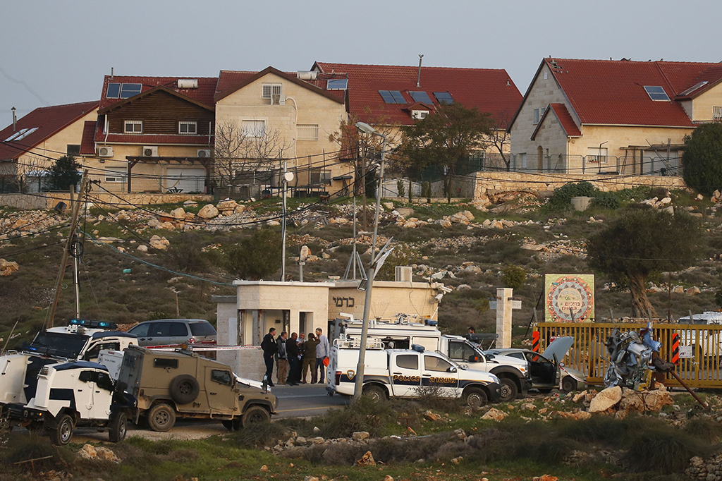 Penjaga keamanan yang berkewarganegaraan Israel itu mengalami luka ringan akibat penikaman. Saat kejadian, penjaga keamanan tersebut ditempatkan di permukiman Karmei Tzur, sebelah utara kota Nablus.
