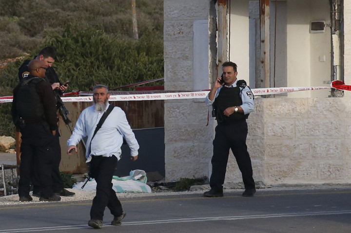 Pasukan Israel memeriksa lokasi kejadian di pintu masuk pemukiman Israel di Karmei Tzur, sebelah utara Hebron di Tepi Barat.