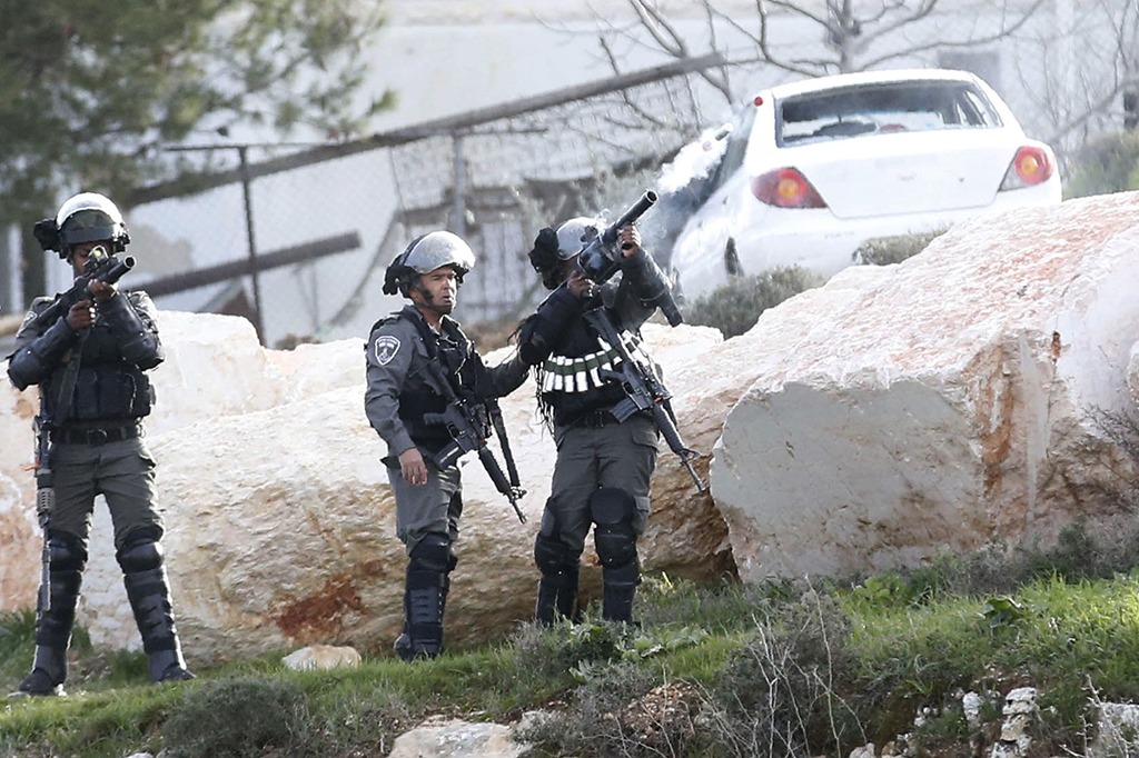 Sebelumnya pada Selasa (6/2) waktu setempat, pasukan Israel menembak mati seorang warga Palestina dalam bentrokan di kota Nablus. Dalam statemennya, militer Israel menyatakan pasukannya masuk ke Nablus untuk mencari seorang pelaku penikaman pria Israel di pintu masuk permukiman Ariel di Tepi Barat pada Senin (5/2) lalu.