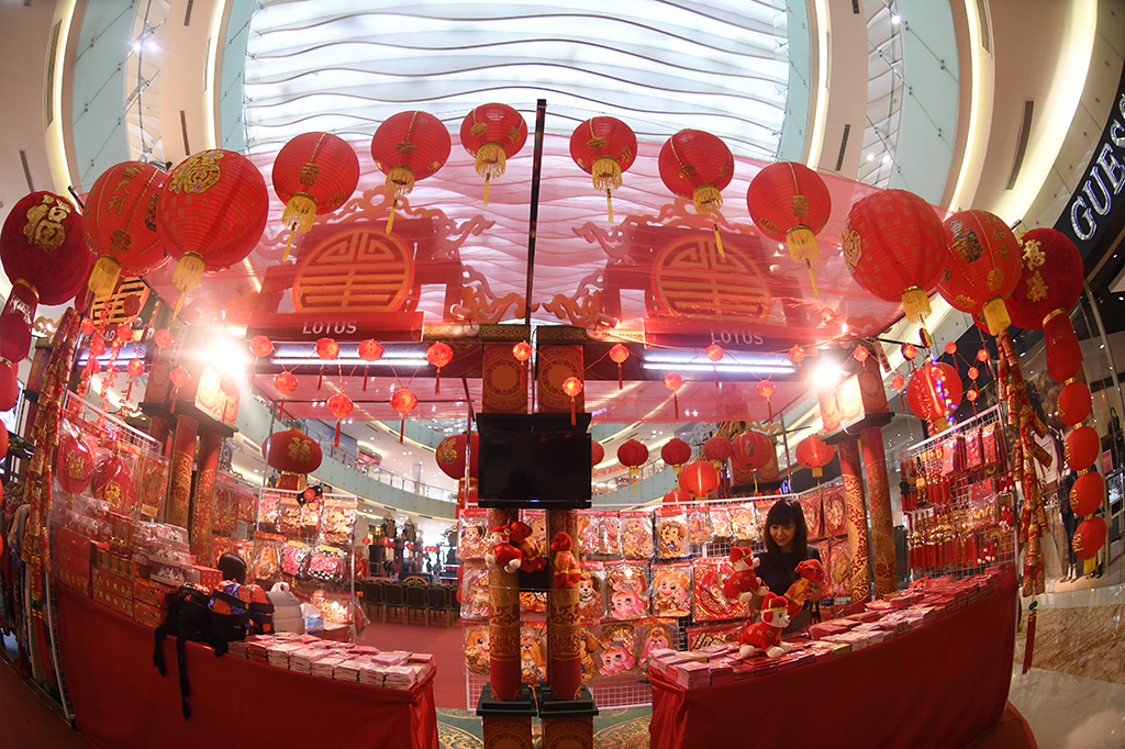Menjelang Tahun Baru Imlek pada 16 Februari, sejumlah pedagang mulai menjajakan pernak-pernik imlek bertemakan Anjing karena menurut perhitungan astrologi Cina bahwa 2018 merupakan Tahun Anjing Tanah. ANTARA/Zabur Karuru