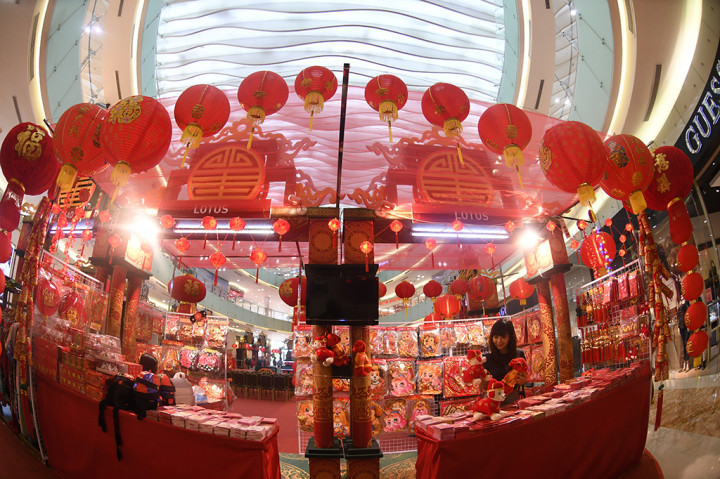 Menjelang Tahun Baru Imlek pada 16 Februari, sejumlah pedagang mulai menjajakan pernak-pernik imlek bertemakan Anjing karena menurut perhitungan astrologi Cina bahwa 2018 merupakan Tahun Anjing Tanah. ANTARA/Zabur Karuru