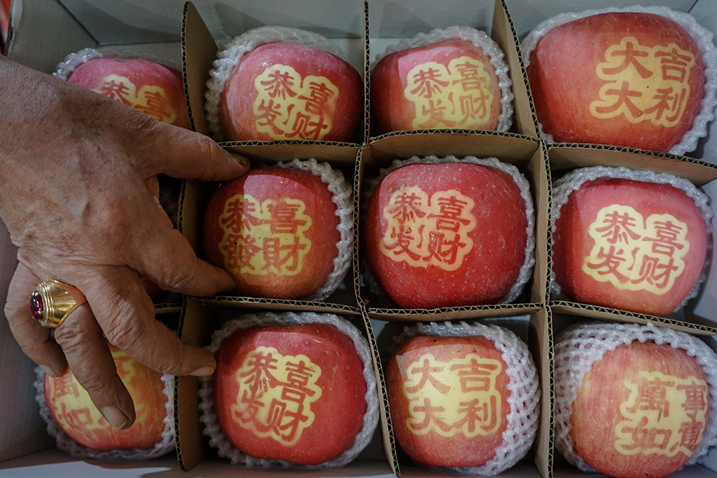 Di Solo, Jawa Tengah, makanan khas imlek seperti Apel fuji dengan huruf hanzi (Tiongkok), mulai dijajakan. ANTARA/Mohammad Ayudha