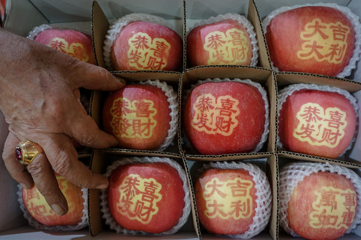 Di Solo, Jawa Tengah, makanan khas imlek seperti Apel fuji dengan huruf hanzi (Tiongkok), mulai dijajakan. ANTARA/Mohammad Ayudha