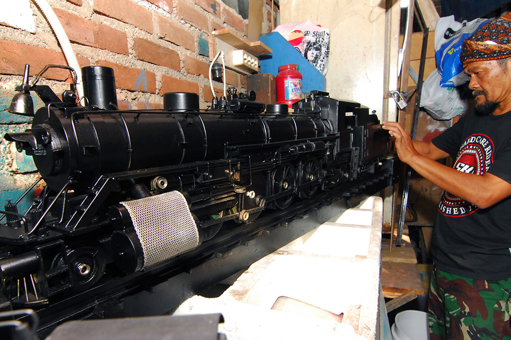 Andi Sutisna, 63, seorang warga Kota Bandung berhasil menyulap limbah padat yang terbawa arus di Sungai Cikapundung menjadi miniatur kereta lokomotif uap zaman dulu.