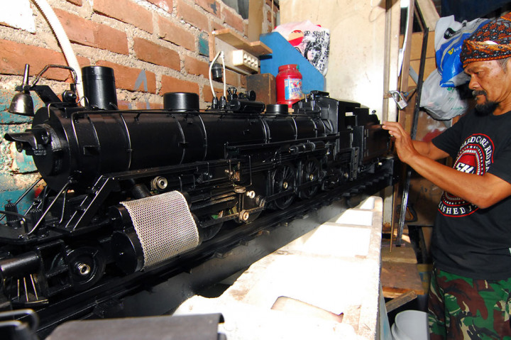 Andi Sutisna, 63, seorang warga Kota Bandung berhasil menyulap limbah padat yang terbawa arus di Sungai Cikapundung menjadi miniatur kereta lokomotif uap zaman dulu.