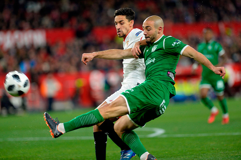 Pada menit-menit awal babak pertama Sevilla kesulitan menembus gawang tamunya Leganes di Stadion Ramon Sanchez Pizjuan. Hal itu tidak lepas dari kedisiplinan pemain belakang lawan.