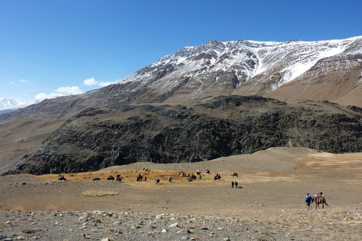 Namun, kini mereka terperangkap di 'atap dunia', Koridor atau Lembah Wakhan yang terpencil di balik pegunungan Afghanistan, nyaris tanpa jalan keluar. Pergolakan dan kekerasan politik di wilayah tersebut perlahan-lahan mengurung mereka. Tidak ada jalan dan satu per satu perbatasan terdekat telah ditutup sehingga mengancam kehidupan orang-orang Kirgiz itu.
