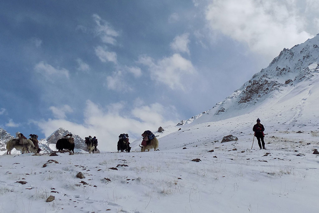 Orang-orang Kirgiz dan suku Wakhi yang lebih besar di ujung koridor menyebut tanah mereka Bam-e-Dunya atau atap dunia karena lokasinya di konvergensi tiga pegunungan paling tinggi di Asia, yakni Hindu Kush, Karakoram, dan Pamir, bersama-sama membentuk Simpul Pamir yang terkenal. Kota terdekat ialah Ishkashim dengan waktu tempuh tiga hari dengan kuda atau yak menembus jalan setapak pegunungan yang terjal dan lembah yang sempit.