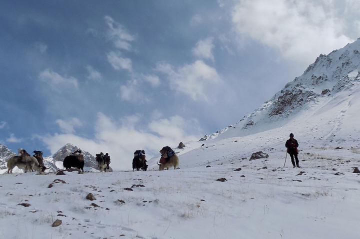 Orang-orang Kirgiz dan suku Wakhi yang lebih besar di ujung koridor menyebut tanah mereka Bam-e-Dunya atau atap dunia karena lokasinya di konvergensi tiga pegunungan paling tinggi di Asia, yakni Hindu Kush, Karakoram, dan Pamir, bersama-sama membentuk Simpul Pamir yang terkenal. Kota terdekat ialah Ishkashim dengan waktu tempuh tiga hari dengan kuda atau yak menembus jalan setapak pegunungan yang terjal dan lembah yang sempit.