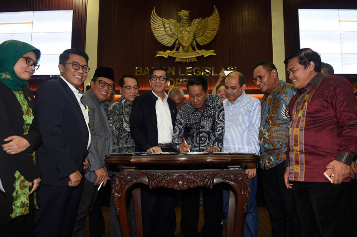 Ketua Badan Legislasi DPR Supratman Andi Agtas (keempat kanan) didampingi Menkumham Yasonna H Laoly (kelima kiri) melakukan penandatangan hasil rapat kerja pengambilan keputusan revisi UU No 17 Tahun 2014 tentang MD3 (MPR, DPR, DPD, DPRD) disaksikan para pimpinan dan sejumlah anggota Badan Legislasi di kompleks Parlemen, Senayan, Jakarta, Kamis, 8 Februari 2018 dini hari.