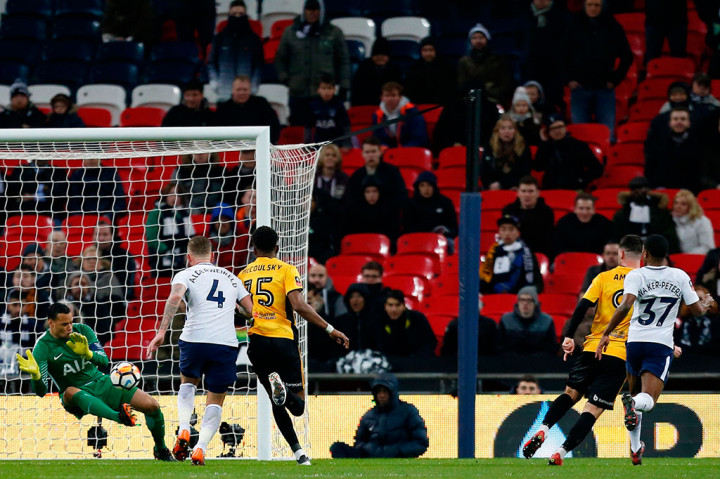 Pada babak kedua, kiper spurs Michel Vorm berhasil menggagalkan peluang Newport lewat tembakan Padraig Amond.