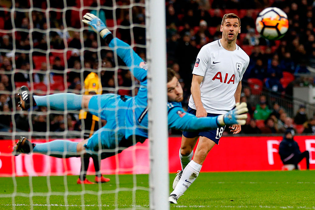 Spurs menyia-nyiakan sejumlah peluang lewat Fernando Llorente, pemain pengganti Dele Alli, dan Lamela. Skor 2-0 bertahan hingga laga usai.