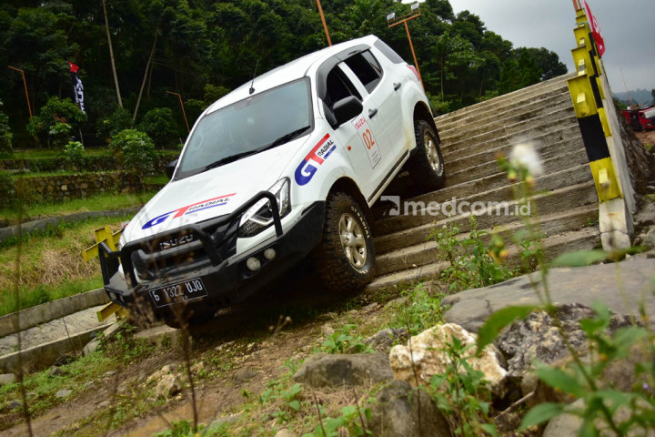 Konsumen diajak menjajal beragam jalur ekstrim seperti naik-turun tangga.
