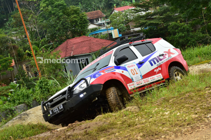 Melibas trek berlumpur dengan mudahnya berkat fitur Limited Slip Differential.