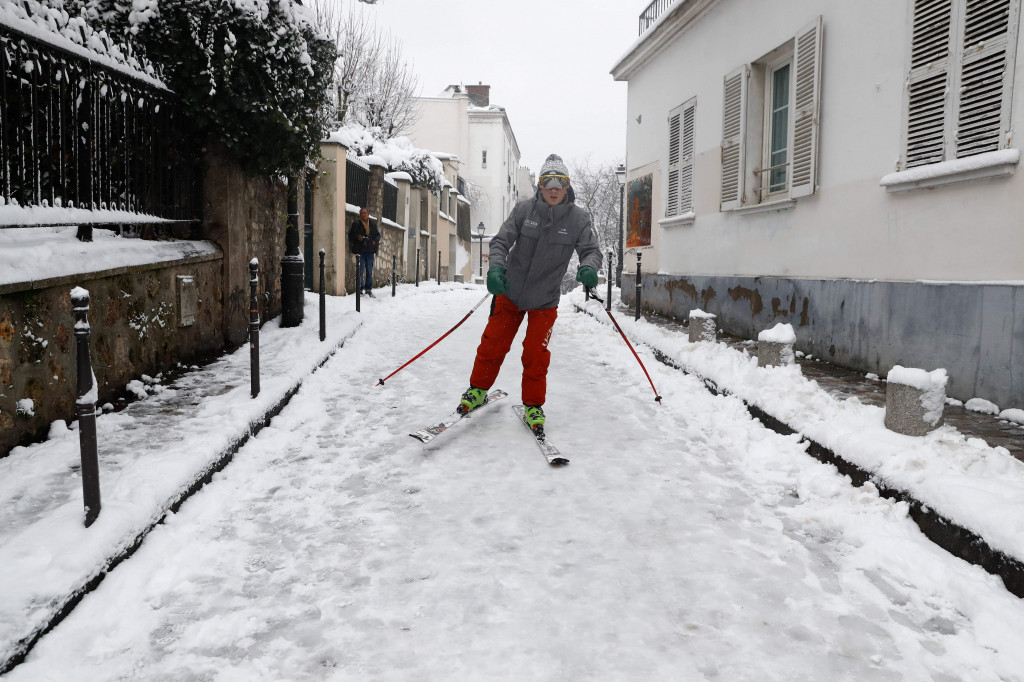 Pemain ski asyik susuri jalanan di Paris yang tertutup salju.
