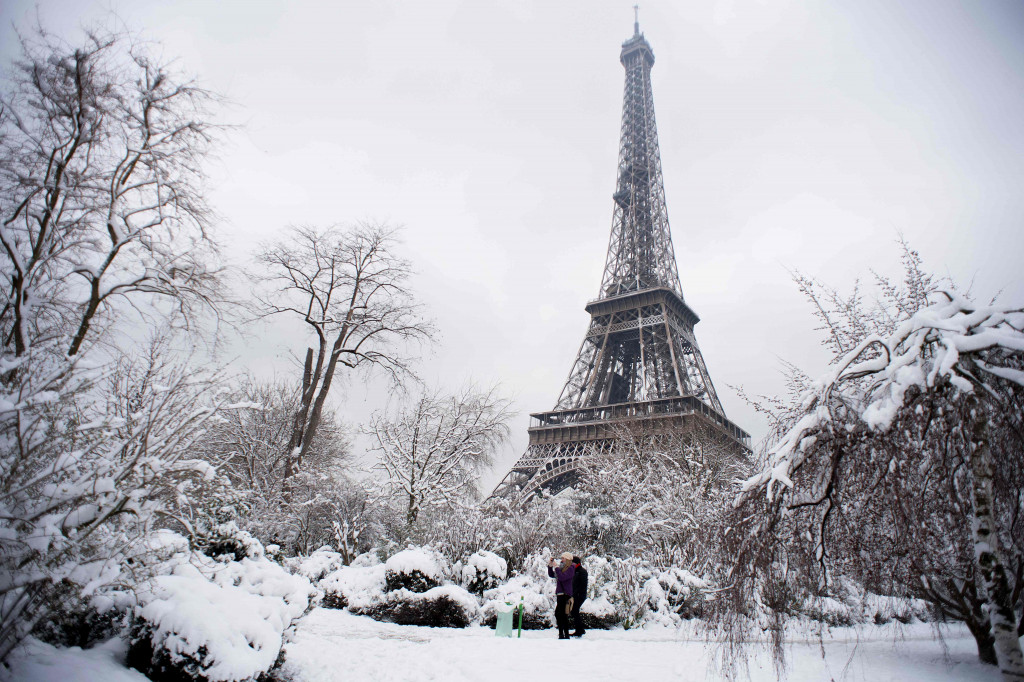 Begini penampakan Menara Eiffel yang tertutup salju.