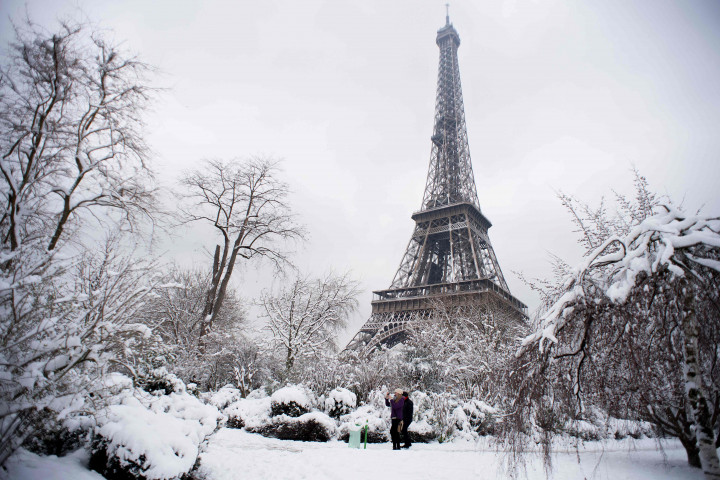 Begini penampakan Menara Eiffel yang tertutup salju.