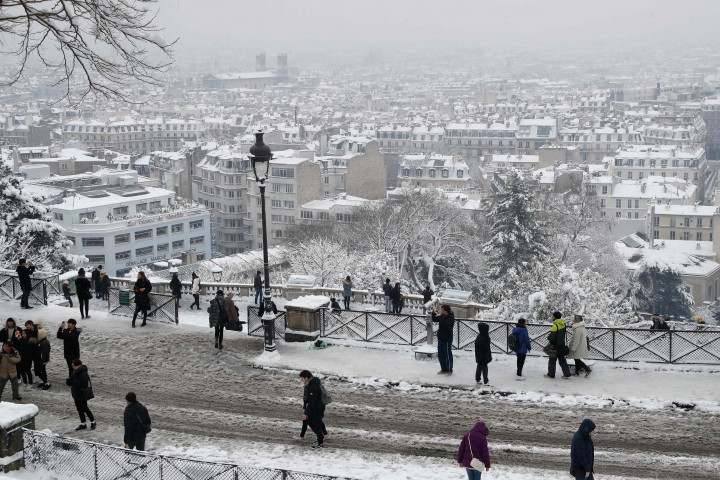 Namun tetap ada warga yang memanfaatkan momen ini untuk 'berekreasi'. Ada yang bermain ski hingga bermain salju.