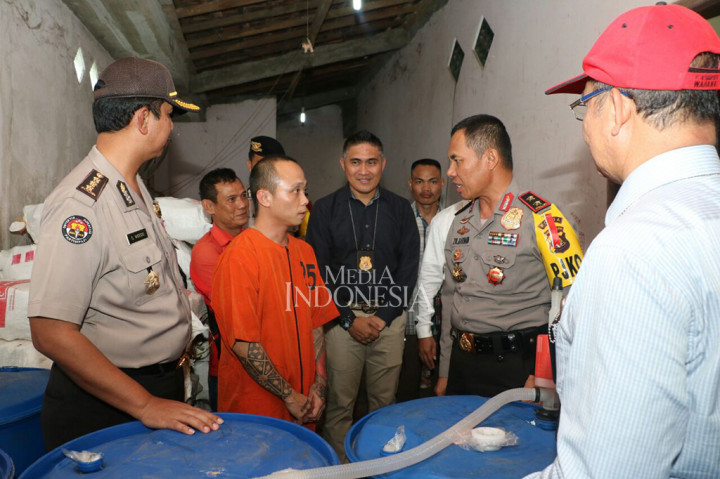 Kapolda Sumsel Irjen Zulkarnain mengatakan, pabrik miras oplosan ini telah beroperasi tiga bulan lebih. Setiap hari usaha rumahan ini mampu memproduksi 3.840 botol miras oplosan yang dikemas dalam 80 dus, masing-masing 48 botol.