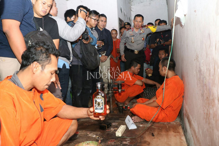 Petugas meringkus tiga tersangka atas nama Mumuh, Irfan fan Irwando yang merupakan pekerja pabrik miras oplosan. Sementara pemilik usaha ini, Mulyadi Gunawan warga Bogor, masih dalam pengejaran. 