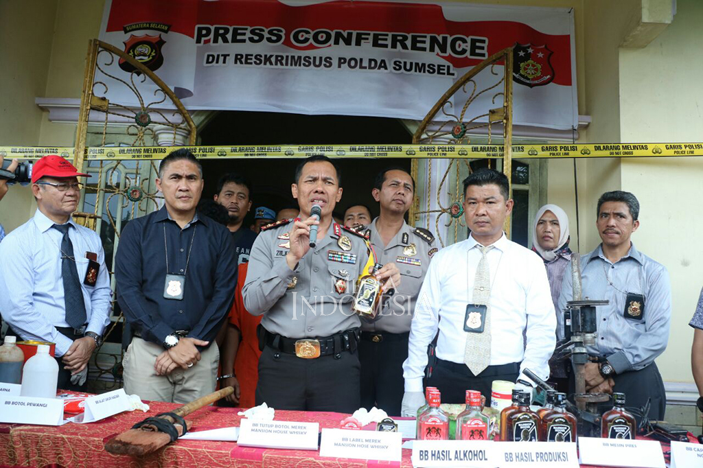 Petugas juga mengamankan barang bukti diantaranya satu unit alat ukur kadar, dua unit mesin pres, dan ribuan botol miras.