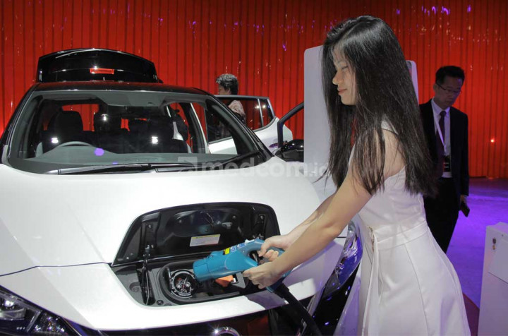 NIssan Leaf adalah mobil yang telah dijual secara merata di negara-negara maju yang memiliki kesiapan prasarana untuk mobil listrik. Dibuat sedikit unik, port charging di mobil ditempatkan di bagian dengan sehingga mudah dijangkau. medcom.id/Ahmad Garuda
