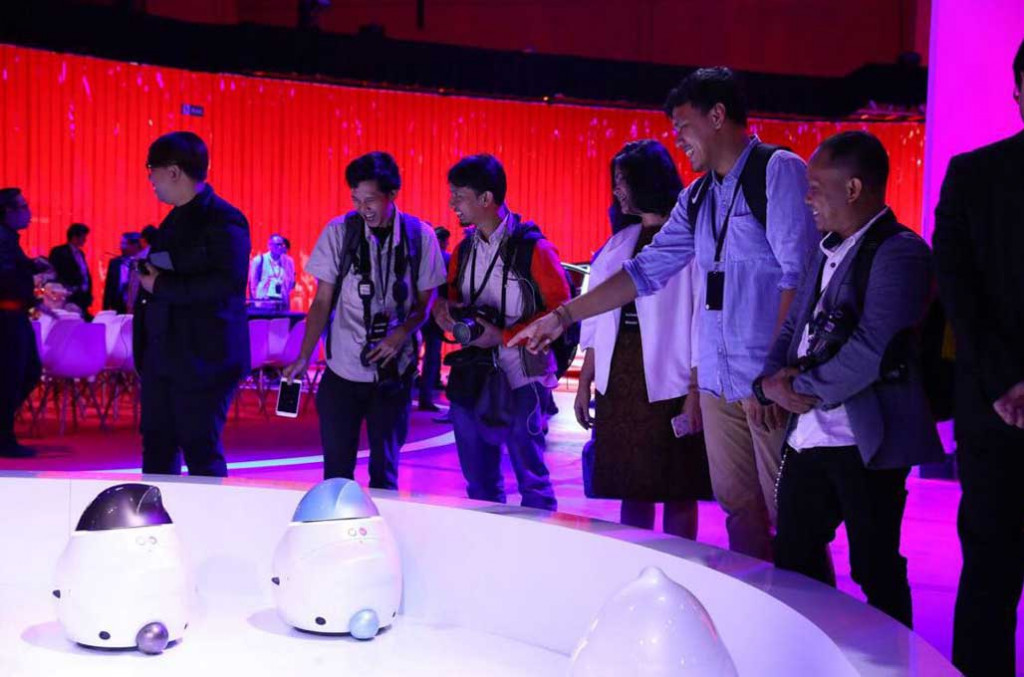 Jurnalis yang hadir di Nissan Futures, turut menyaksikan bagaimana teknologi konektivitas Robot Eporo bekerja. Teknologi ini yang menjadi basis pengembangan mobil yang terkoneksi antara satu sama lain di masa mendatang. medcom.id/Ahmad Garuda