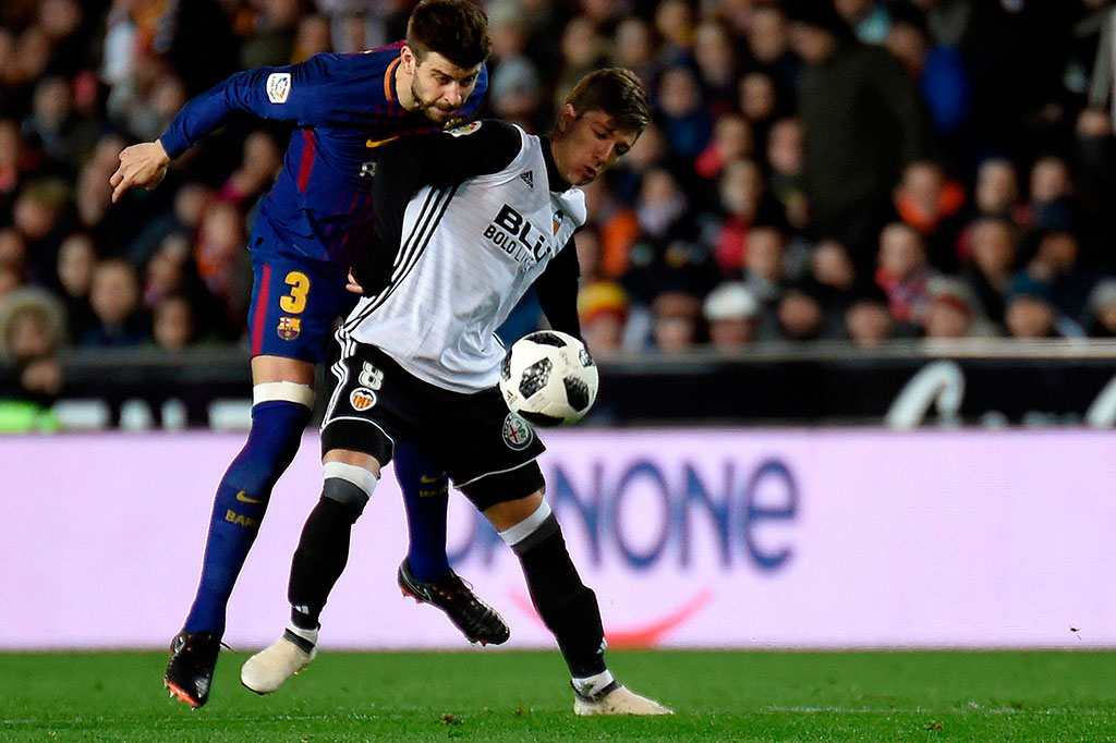 Berupaya mengejar defisit 0-1 pada leg pertama, Valencia menguasai jalannya pertandingan di awal-awal babak pertama. Namun ketatnya barisan pertahanan Barca membuat Valencia kesulitan menembus gawang lawan.