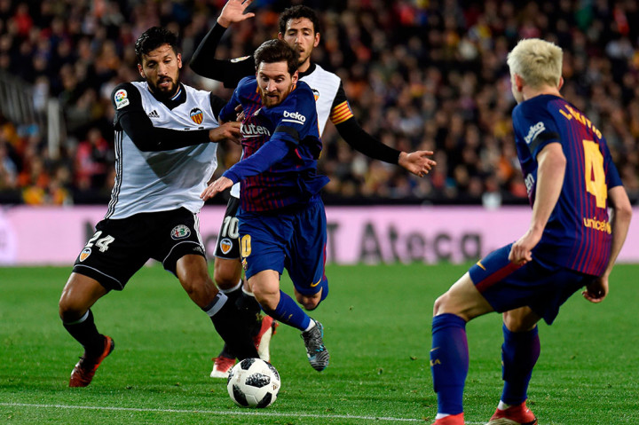 Sementara para pemain Valencia sering kali direpotkan oleh pergerakan Lionel Messi yang membahayakan gawang mereka. Untuk menghentikan aksi La Pulga para pemain Valencia beberapa kali melakukan pelanggaran.