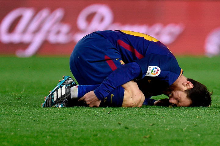 La Pulga meringis kesakitan setelah ditekel pemain lawan.