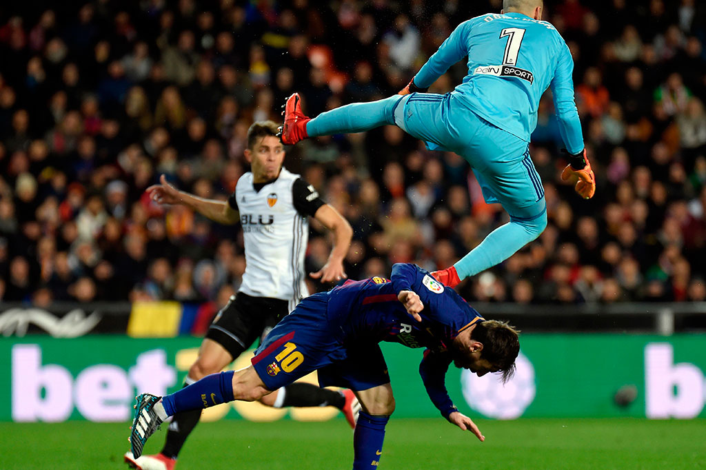 Meski mendominasi jalannya pertandingan, hingga babak pertama usai Barca gagal mencetak gol ke gawang Valencia.