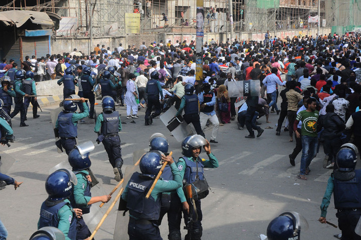 Polisi menembakkan gas air mata dan menggunakan pentungan untuk membubarkan unjuk rasa ribuan aktivis oposisi pendukung mantan PM Khaleda Zia di Dhaka, Kamis, 8 Februari 2018.