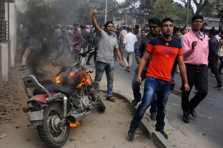 Vandalisme, ledakan bom, dan penangkapan terhadap puluhan aktivis oposisi juga terjadi di beberapa daerah lainnya sejak Kamis pagi. Di Dhaka, beberapa kendaraan dihancurkan atau dibakar.