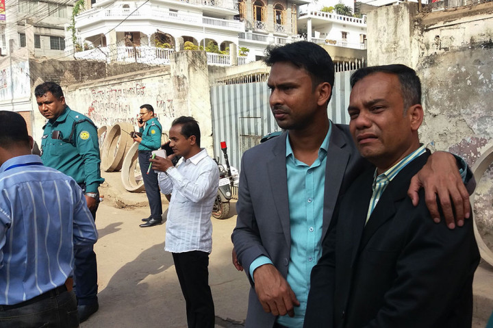 Seorang aktivis oposisi menangis setelah Zia dibawa ke penjara.