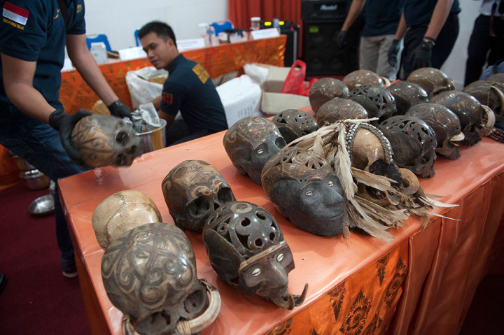 Petugas Bea Cukai Ngurah Rai menata barang bukti berupa puluhan tengkorak manusia yang berbentuk barang kerajinan saat konferensi pers penggagalan upaya ekspor benda cagar budaya tersebut, di Denpasar, Bali, Jumat, 9 Februari 2018.
