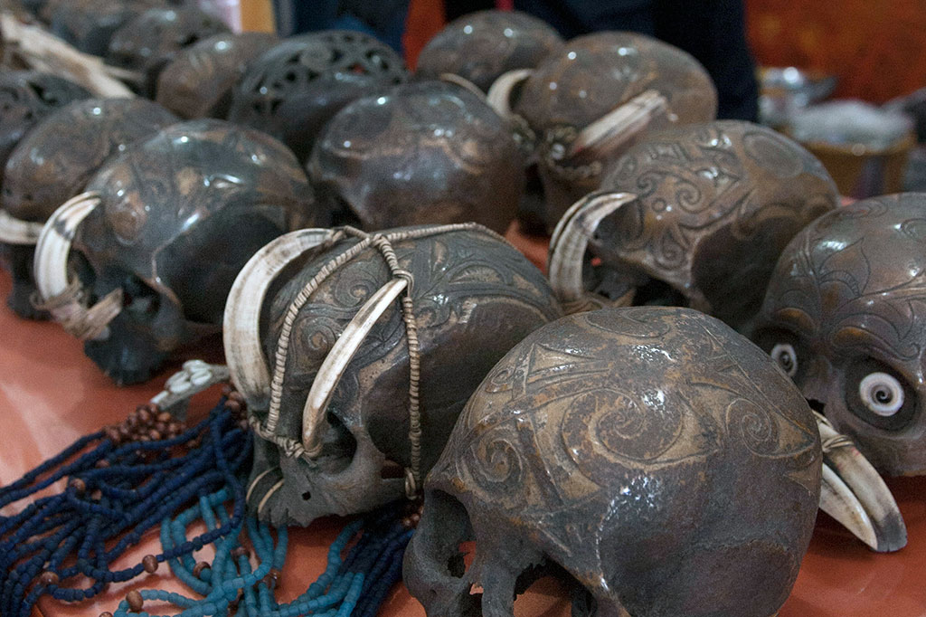 Puluhan tengkorak yang diduga benda cagar budaya yang dilindungi tersebut dikirimkan melalui Kantor Pos Sanglah oleh seseorang berinisial R yang beralamat di Kuta, Bali.