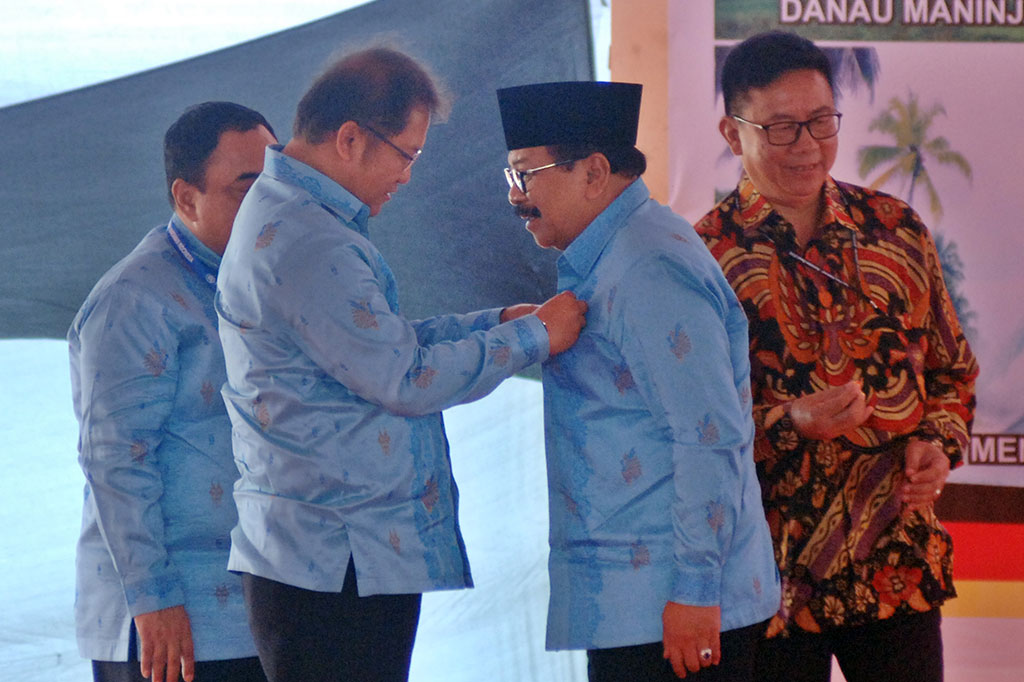 Menkominfo Rudiantara menyematkan pin pena emas kepada Gubernur Jatim Soekarwo saat pemberian anugerah Pena Emas pada puncak peringatan HPN 2018 di Padang. Anugerah Pena Emas merupakan penghargaan tertinggi PWI yang diberikan kepada tokoh masyarakat yang berjasa kepada bangsa dan negara khususnya dalam dunia pers.